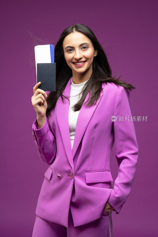 她的肖像她漂亮漂亮的穿着漂亮可爱的豪华漂亮的内容开朗的女孩手里拿着纸质文件登机牌离境孤立的紫色背景股票照片