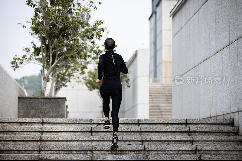 健身女子在城市里跑上楼梯