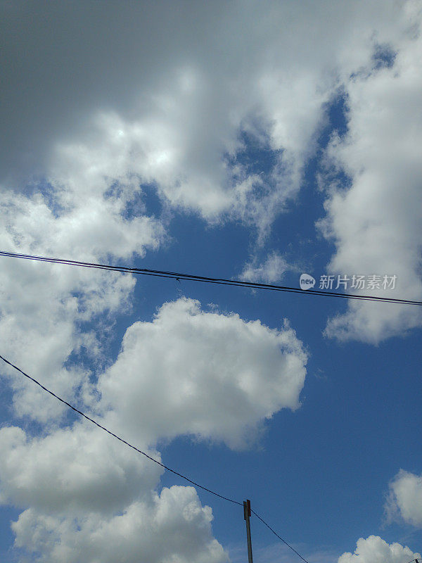 天蓝天背景上的电线线、白云的天空景观