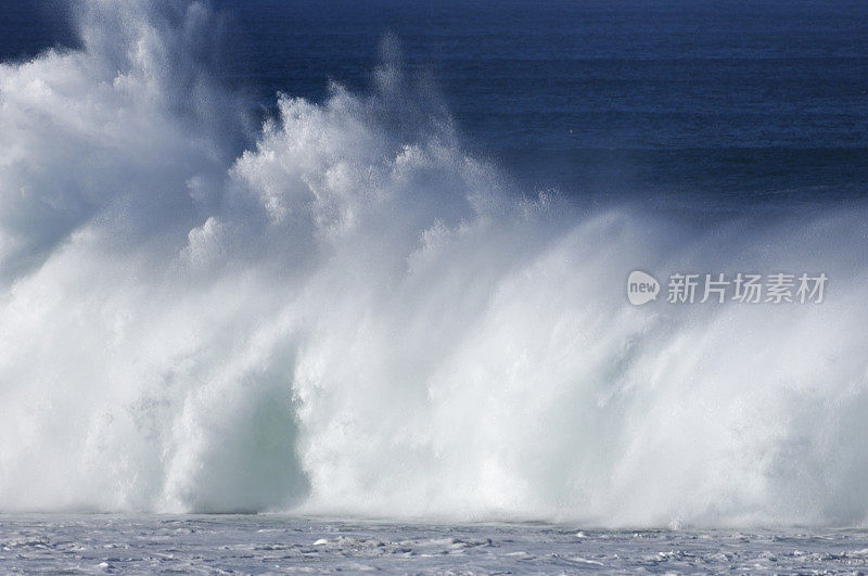 加利福尼亚海岸附近汹涌的海浪