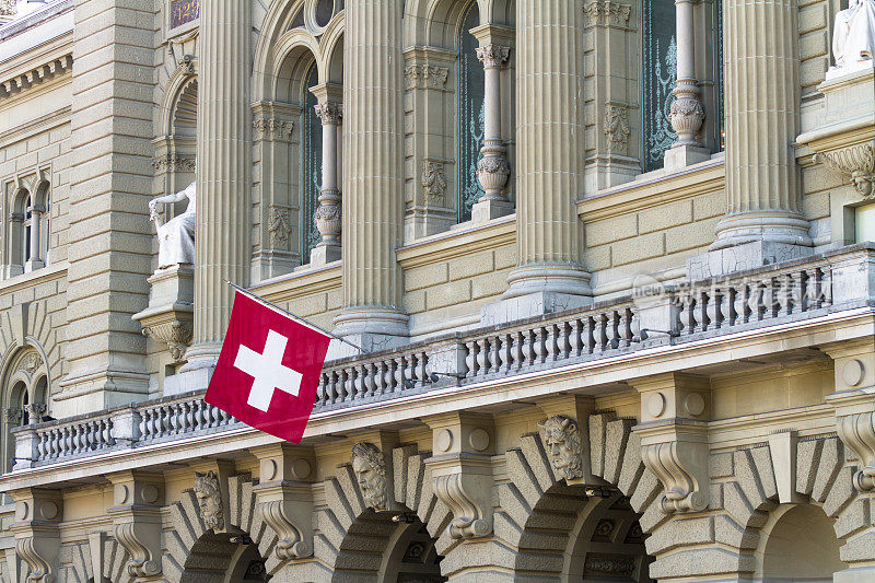 Bern的Bundeshaus立面与瑞士国旗