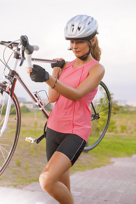 白人女运动员用自行车健身
