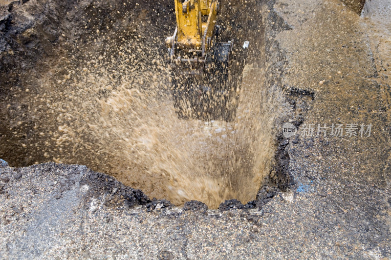 道路主水断带喷雾器和挖掘机斗