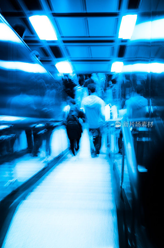 城市乘客在地铁站的电梯上