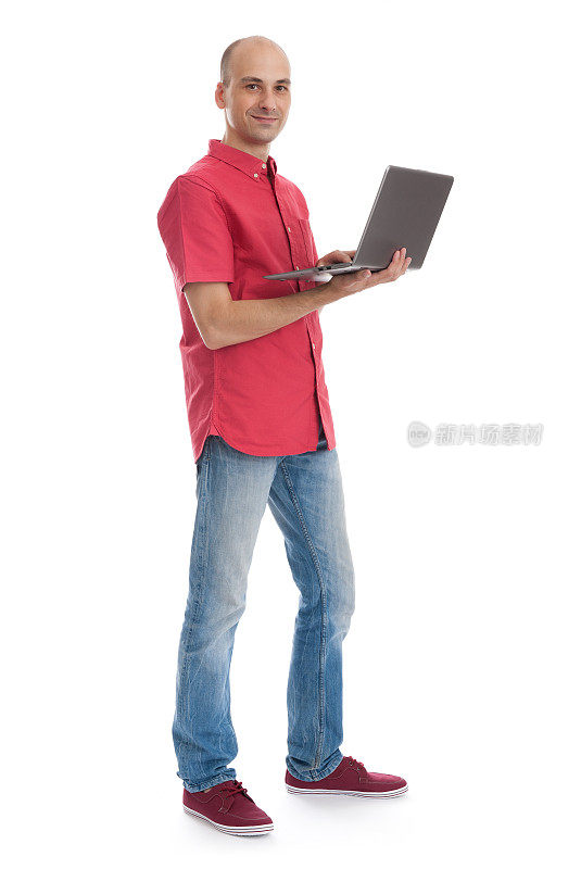 微笑的年轻人在笔记本电脑上工作