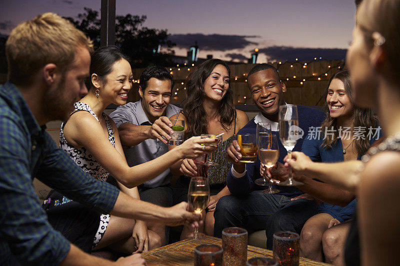 一群朋友在屋顶酒吧享受夜晚