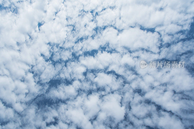 蓝蓝的天空上的卷积云