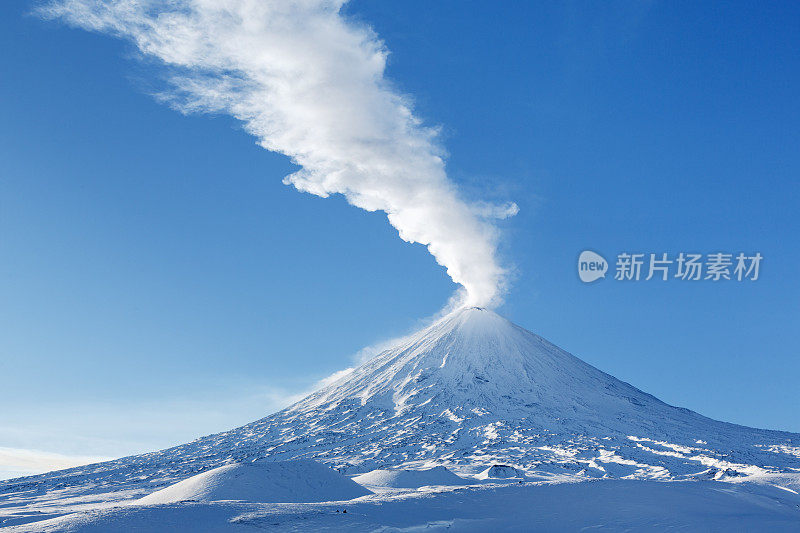 堪察加活火山喀柳切夫斯卡娅的冬季景象