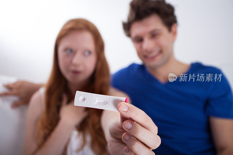 一对怀孕测试呈阴性的年轻夫妇