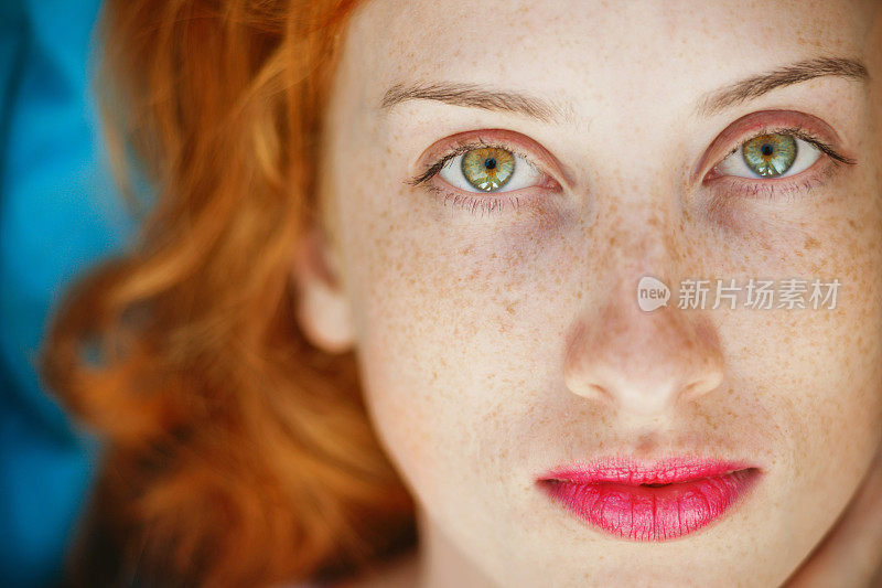一个漂亮的红发女孩的肖像