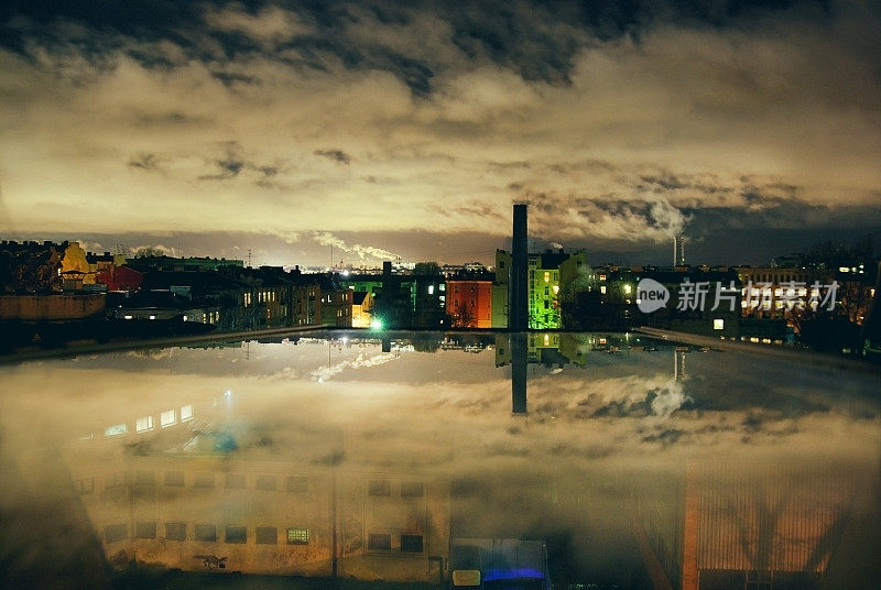夜间工业城市生活的窗口镜。
