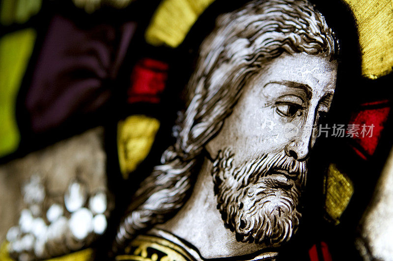 历史悠久的教堂里耶稣的彩色玻璃窗