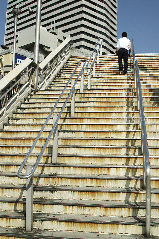 在大阪，一名男子正在爬楼梯