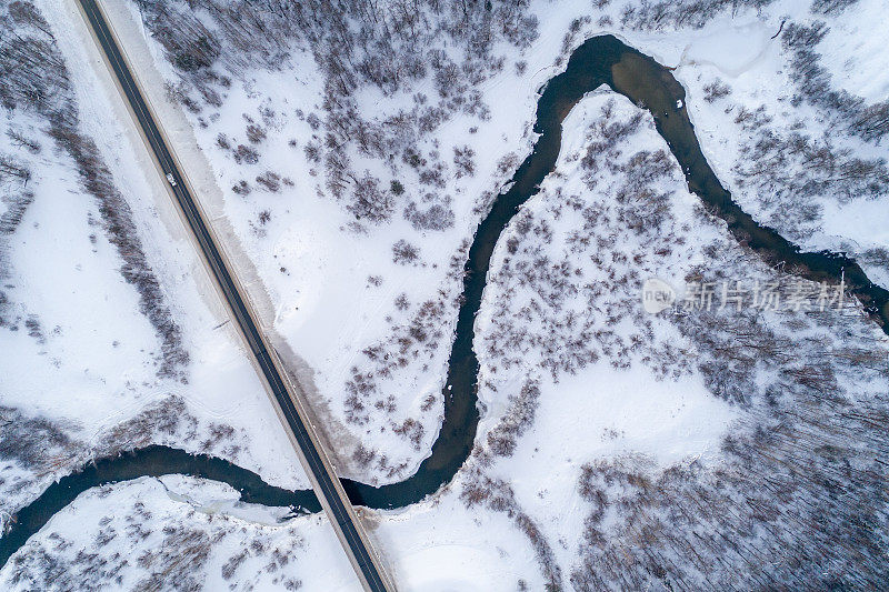 未冻河上的公路桥