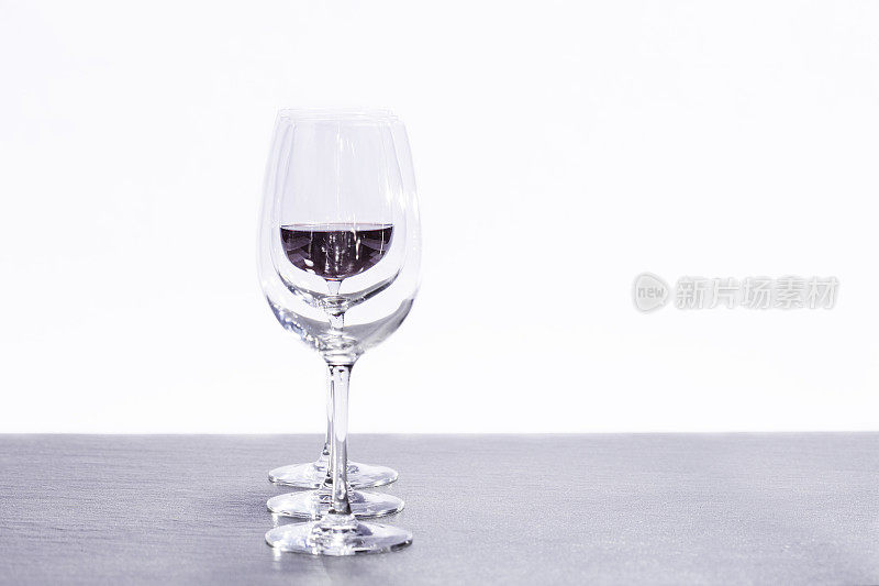 3个葡萄酒杯互相排成一排