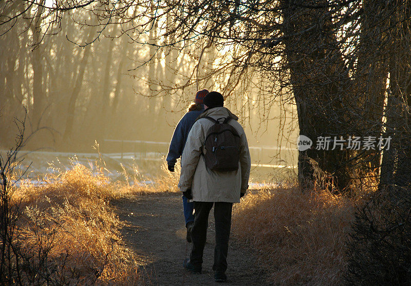 冬天的傍晚，男人和女人在河边散步