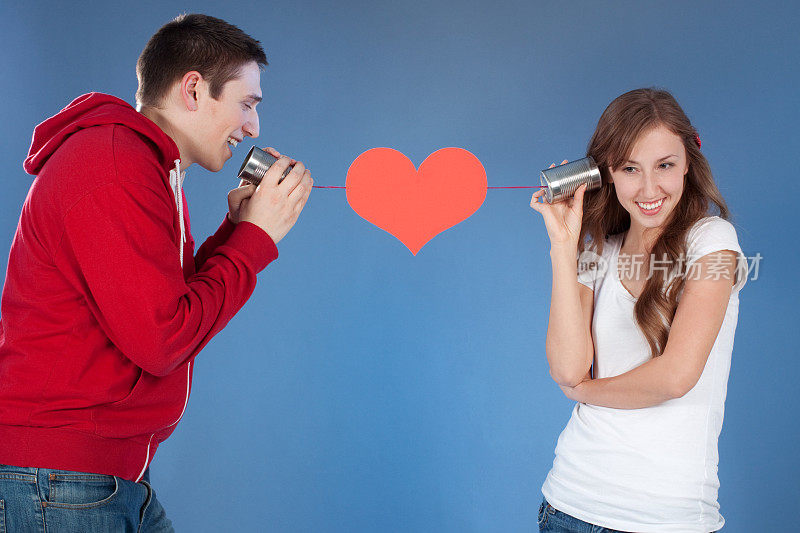 情人节男人和女人在罐头电话上交流