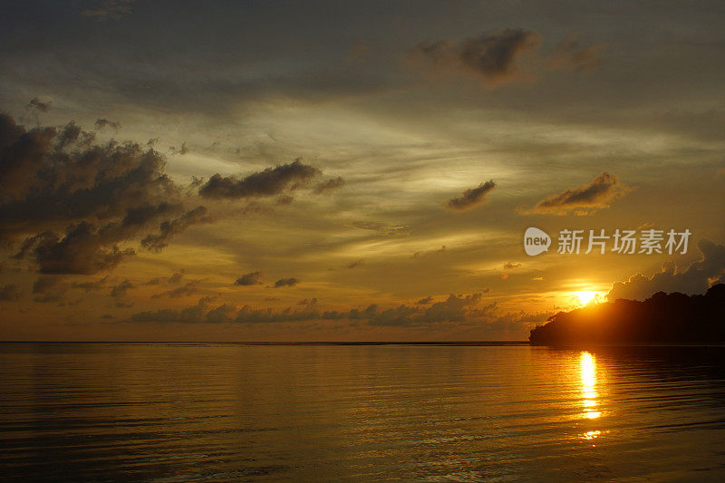 婆罗洲提加岛的日落