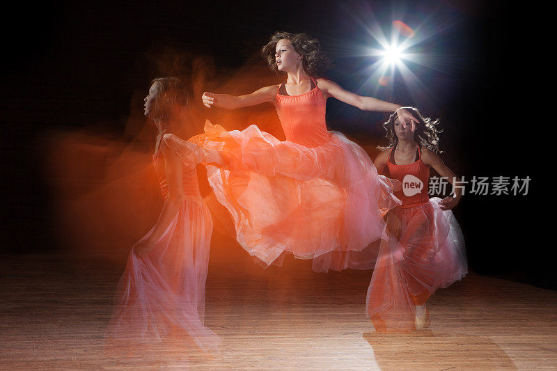 美丽的芭蕾舞演员在黑暗的舞台上与鬼魂跳舞
