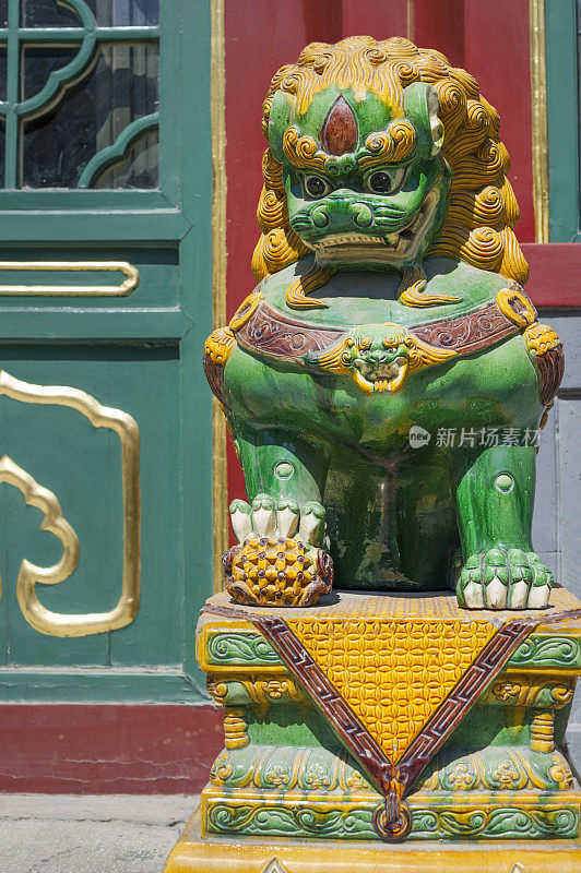 传统的男性中国守护彩色陶瓷狮子在北京商店