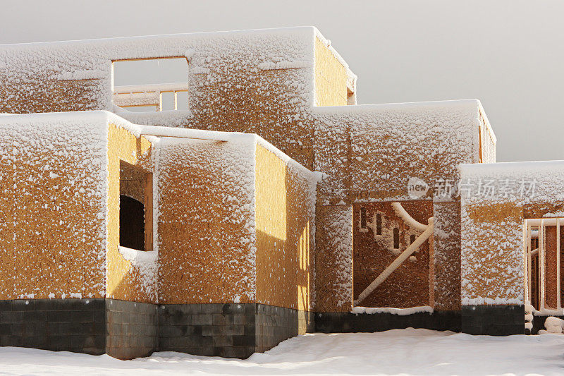 积雪覆盖的房屋建筑木材
