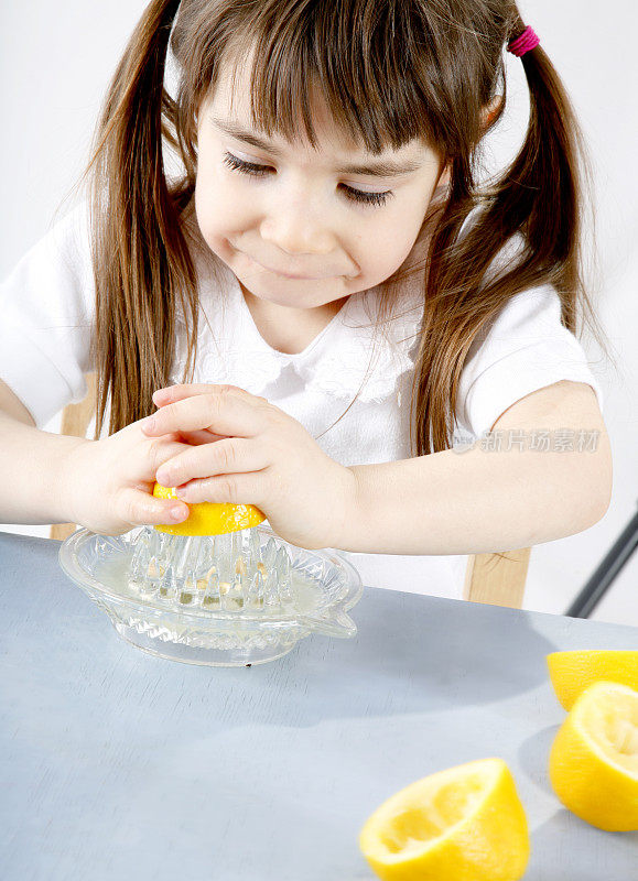 小女孩正在吃柠檬