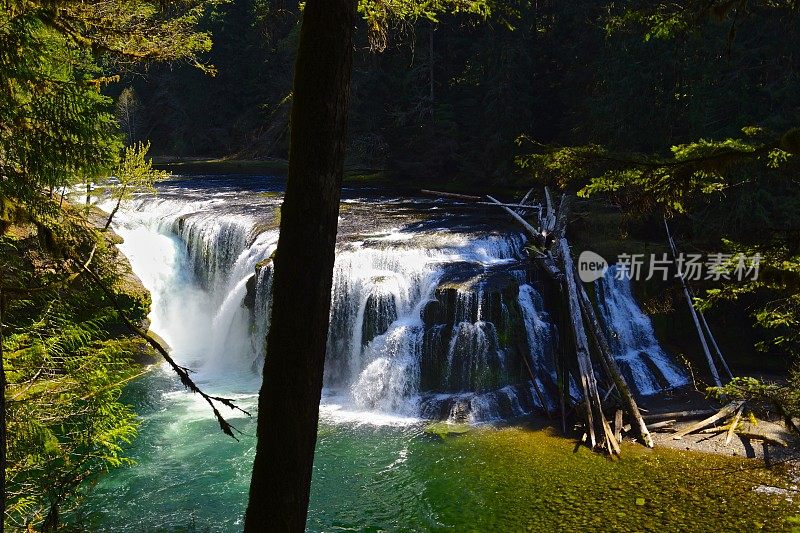 亚当斯山地区瀑布