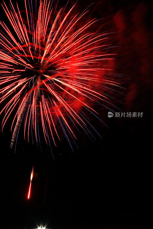 7月4日，红色的烟花星宿绽放