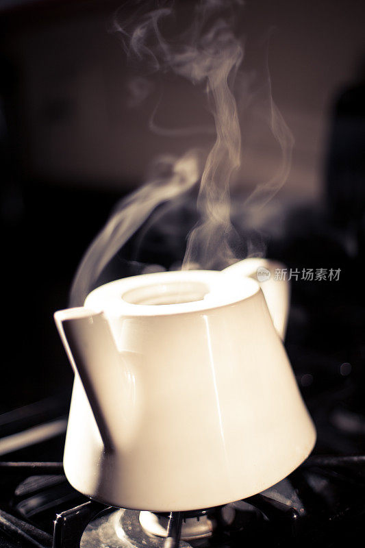 热气腾腾的茶壶