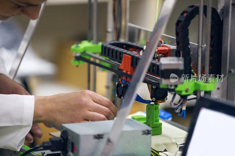 修理3D打印机的女工程师