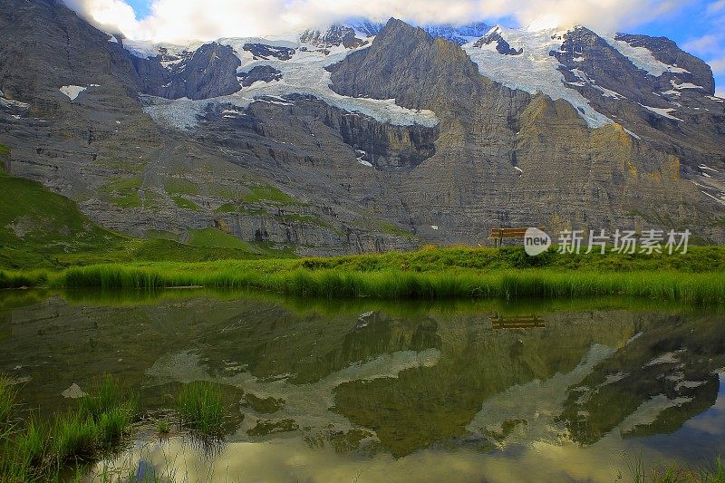 少女和湖反射放松景观，伯尔尼高原，瑞士阿尔卑斯山