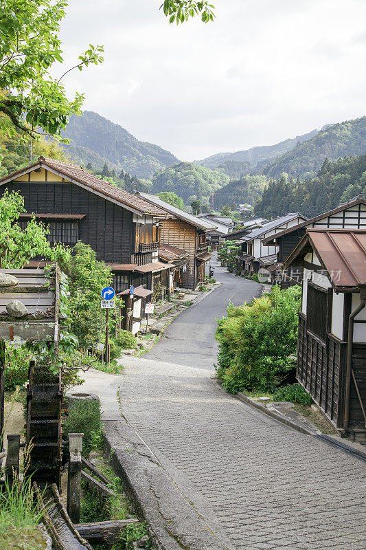 津前，日本传统城镇的街道。水车转动