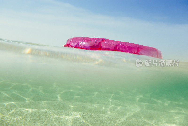 在晴朗的日子里，橡皮圈漂浮在海面上