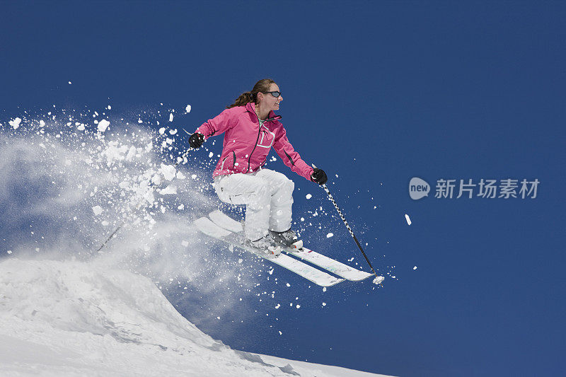 女子滑雪运动员在空中跳跃时被抓住