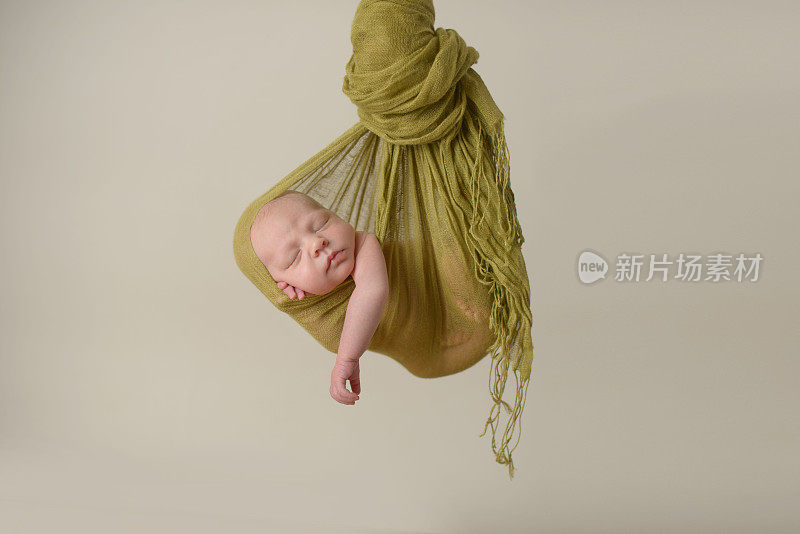 新生儿睡在吊带里