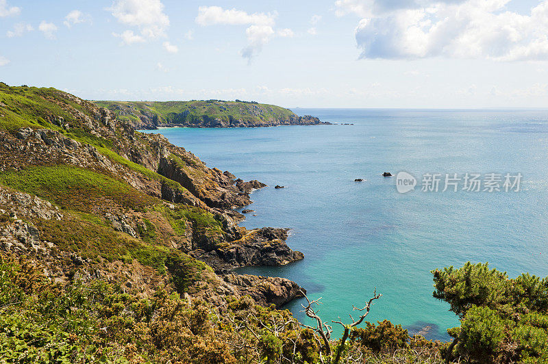 根西岛崎岖的海岸线