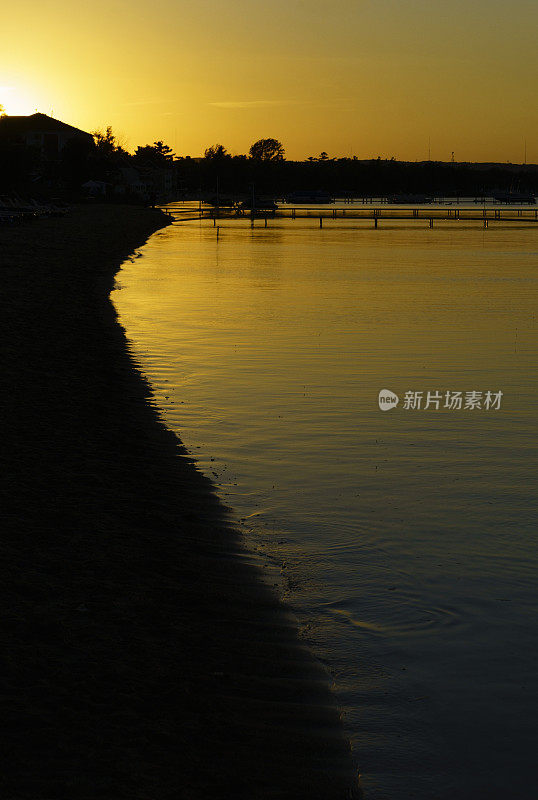 密歇根州特拉弗斯城海滩上的日落