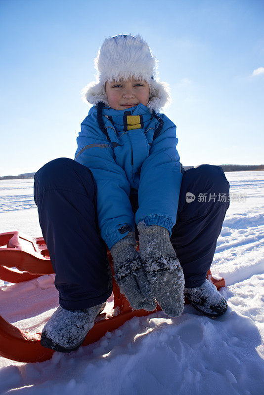 雪橇上快乐的小男孩