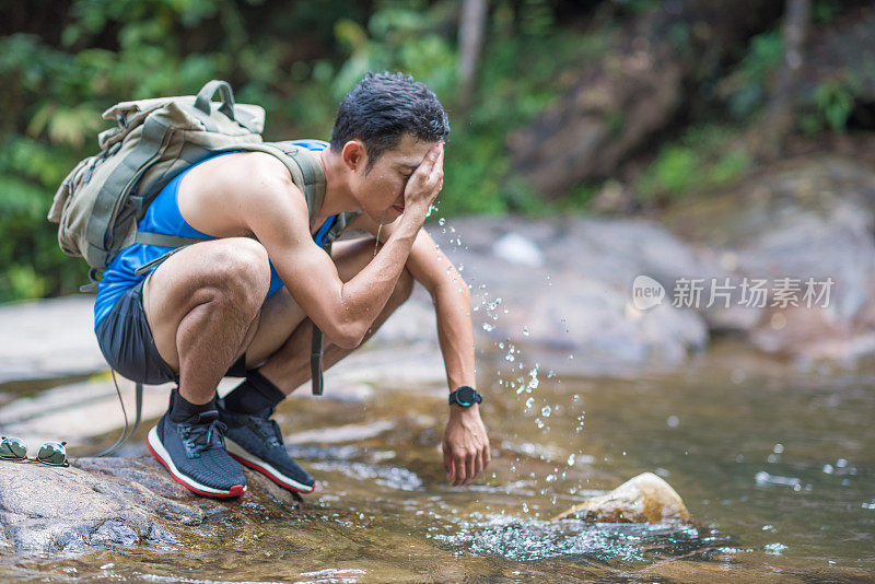 徒步旅行者背包冒险瀑布森林。