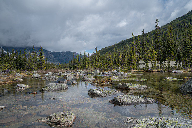 加拿大的山河，春天