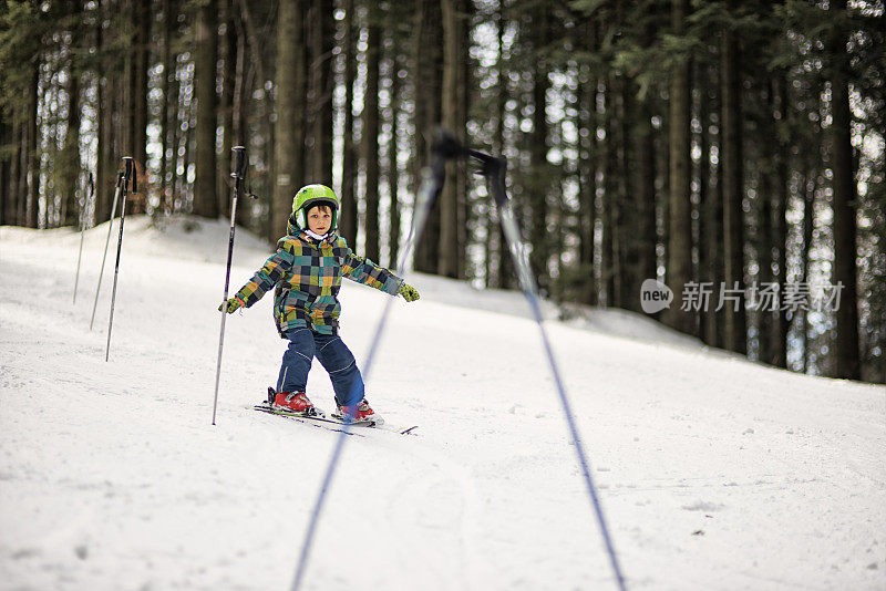 小男孩在滑雪课上练习滑雪