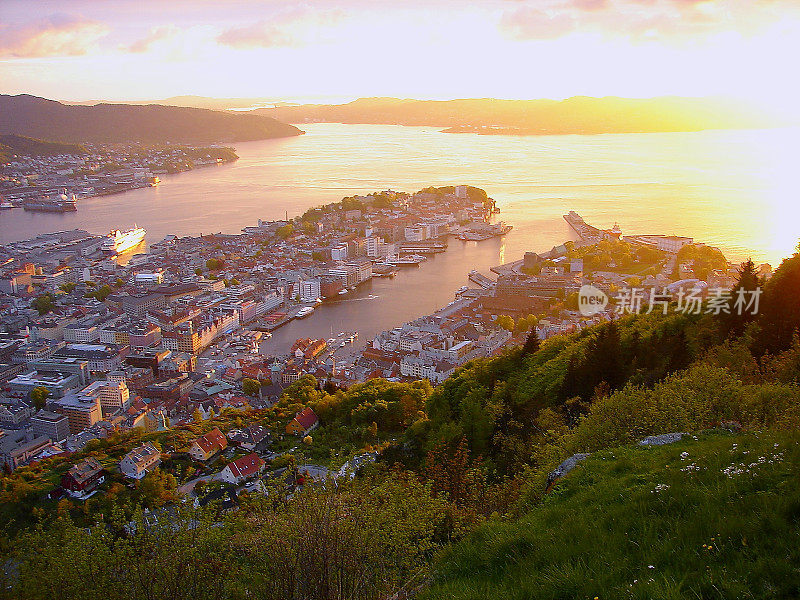 挪威:令人印象深刻的卑尔根城市景观海湾在金色日落从上面，挪威戏剧性的景观，斯堪的纳维亚-北欧国家