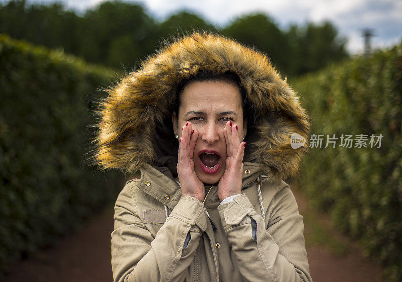 一名尖叫的年轻女子对着林地的肖像