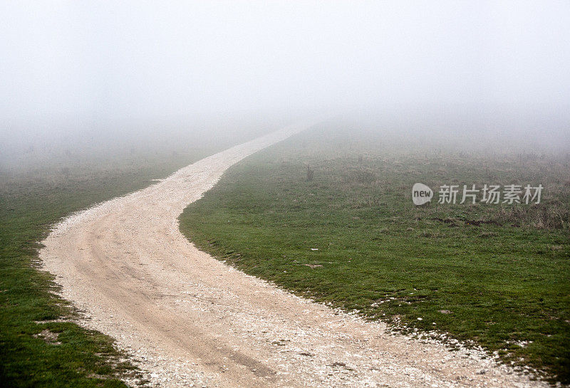 雾中的乡村道路