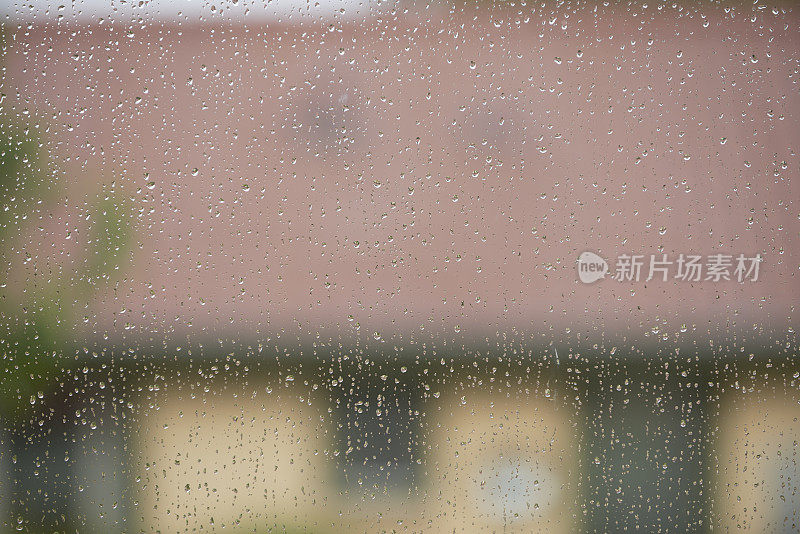 专注于窗户上的雨滴