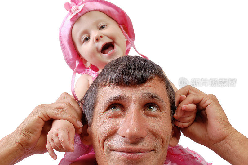 父亲肩上扛着女儿
