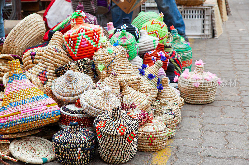 手工制作的柳条篮子。马拉喀什。摩洛哥。