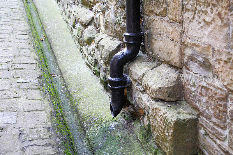 19世纪城堡墙上的旧铅排水管