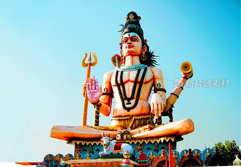 印度中央邦Omkareshwar的Parikrima道路上的巨大湿婆雕像