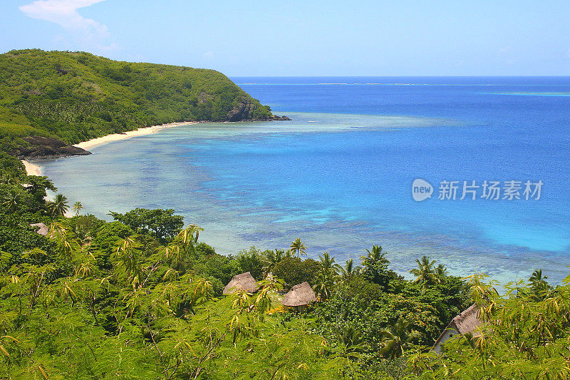 上面的热带天堂palapas:梦幻般的沙荒芜的绿松石海滩和棕榈树，田园般的Yasawas，斐济群岛